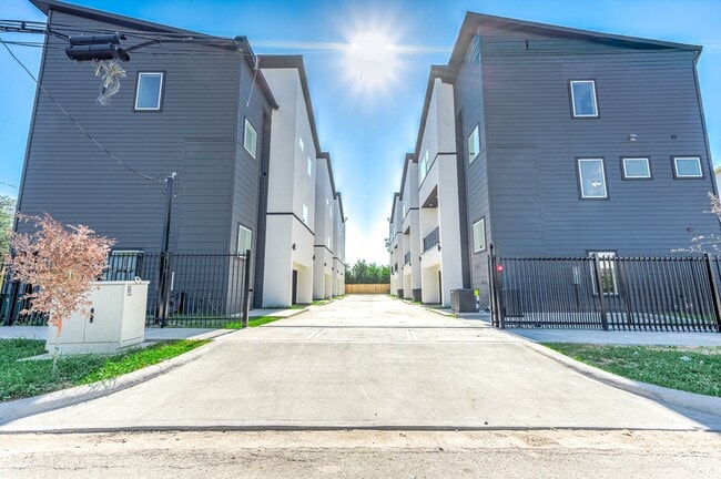 Building Photo - 3201 St Emanuel St