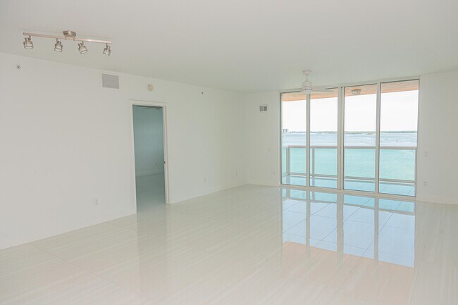 Building Photo - 2650 Lake Shore Dr