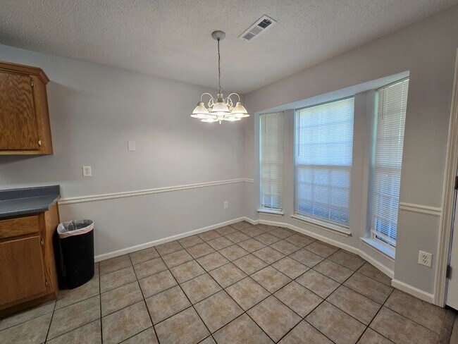 Foto del edificio - 355 Leafmore Rd SW