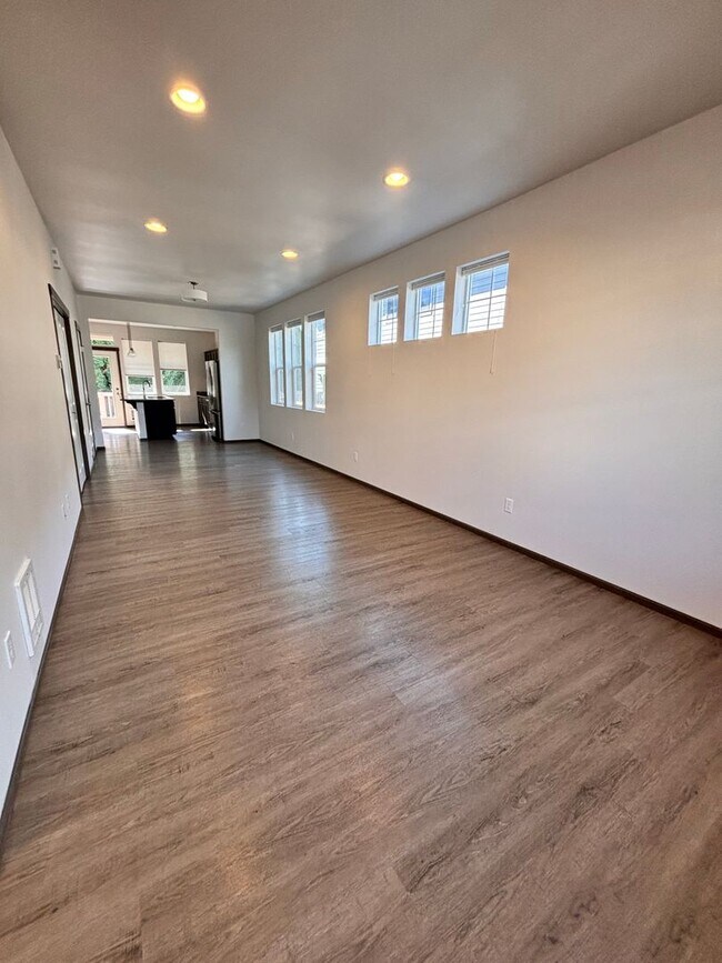 Building Photo - 1112 E Fairhaven Ave