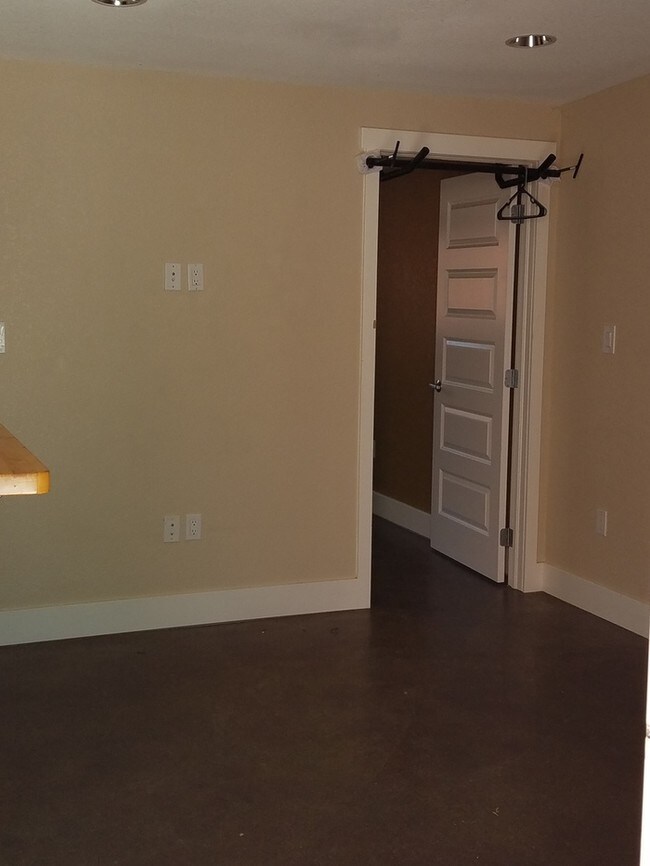 Building Photo - 1104 Columbine Ct