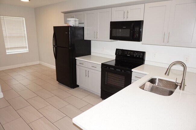 Foto del edificio - Spacious Duplex 3/2 Newly Built and Centra...