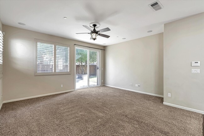 Building Photo - 165 W Questa Trl