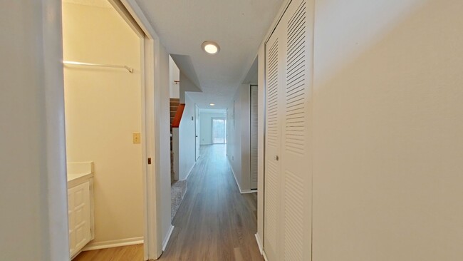 Foto del edificio - Spacious 3-Bedroom Townhome with Private B...