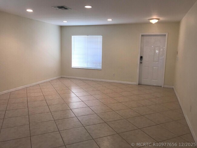 Foto del edificio - 2098 Newport Isles Blvd