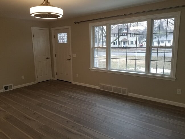 Building Photo - Gorgeous, Fully Upgraded/Renovated from to...