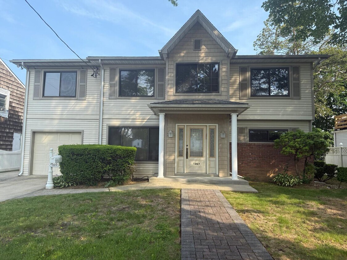 Primary Photo - 1357 Kew Ave