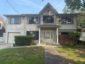 Building Photo - 1357 Kew Ave