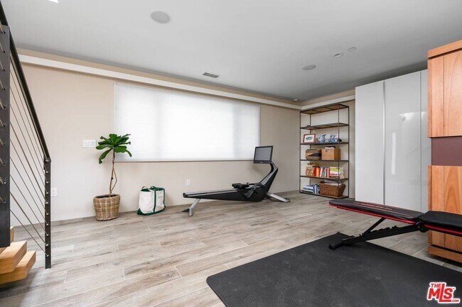 Foto del edificio - 939 N Beverly Glen Blvd