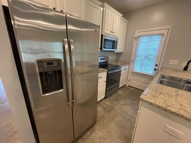 Building Photo - 3BR/2BA Home