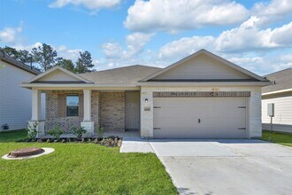 Building Photo - 17620 Cedar Crst Dr