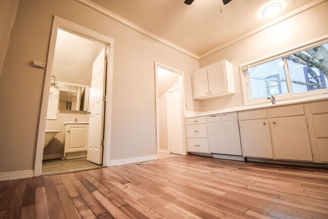 Building Photo - Charming 2 Bedroom House in North Portland