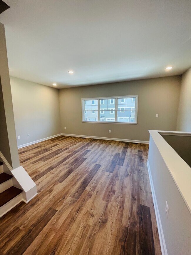 Building Photo - Like New End Unit Townhouse in Congers Creek