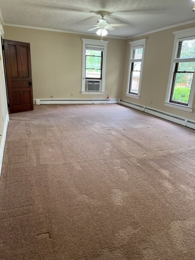 Building Photo - Beautiful 4 Bedroom 2 Bath House now Avail...