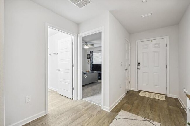 Foto del edificio - Updated and Move In Ready 4/2 in Cantonment