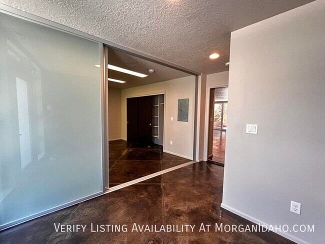 Building Photo - **$500 off first months rent! Luxury home ...