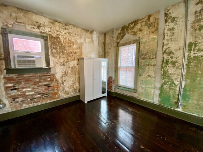 Building Photo - Unique Downtown Studio Apartment