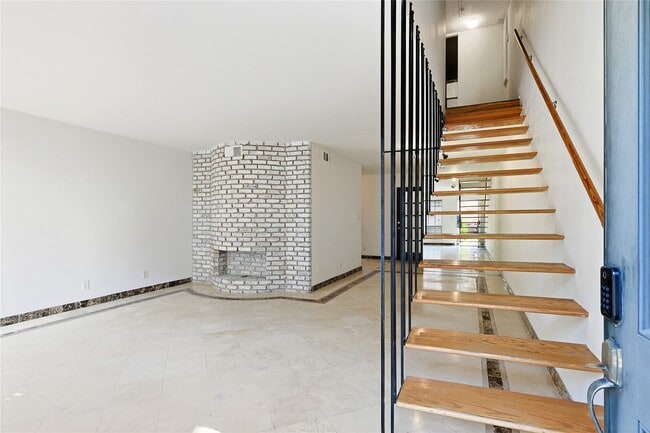 Building Photo - 2503 McCue Rd