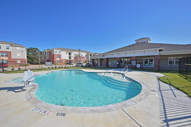 Piscina azul brillante - EMLI at Pecan Creek