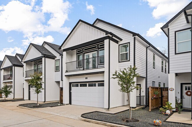 Foto del edificio - 6480 T C Jester Blvd