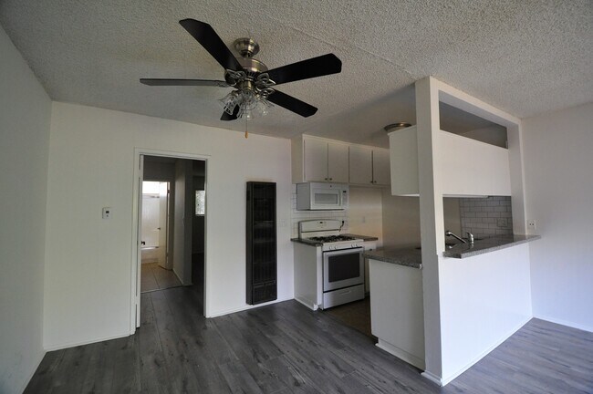 Building Photo - 14142 Victory Blvd