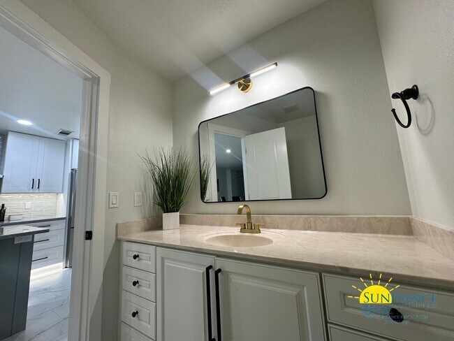 Foto del edificio - FURNISHED Waterfront Townhouse in Desirabl...