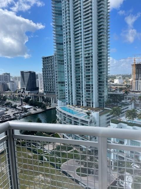 Foto del edificio - 350 S Miami Ave