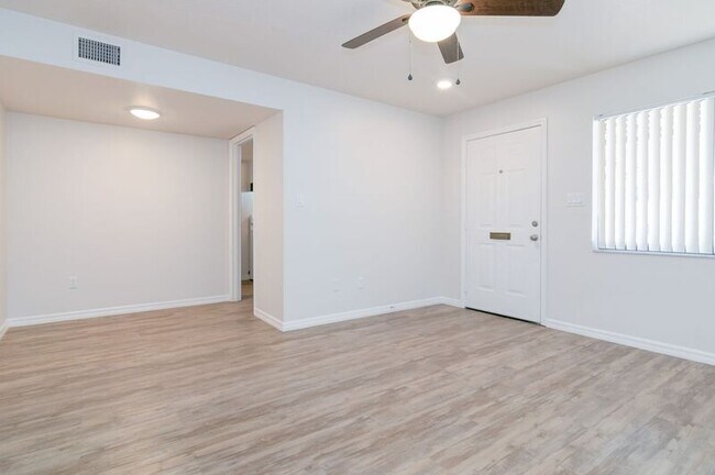 Building Photo - 2125 Henderson Dr