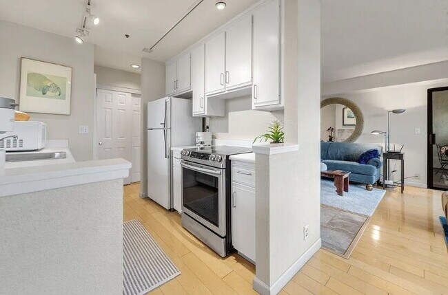 Foto del edificio - Move in and enjoy this amazingly located P...