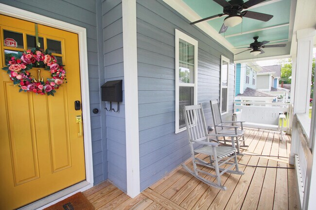Foto del edificio - Charming 3 bedroom 2.5 bath home in incredible Durham location, with a massive fenced in yard!