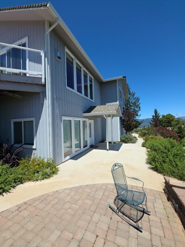 Foto del edificio - Stunning Lake Views in Riviera West