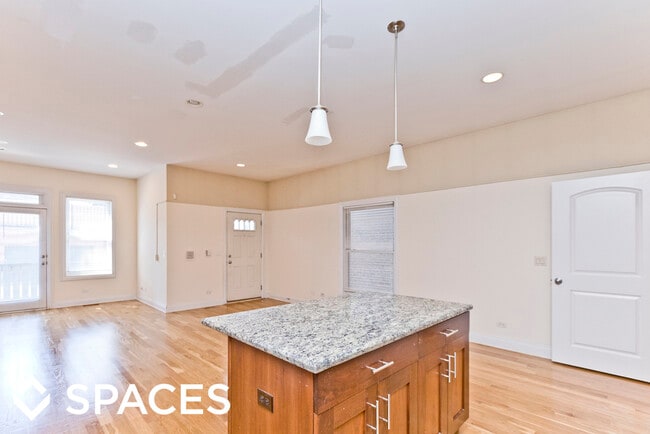 Foto del edificio - 2328 N Greenview Ave