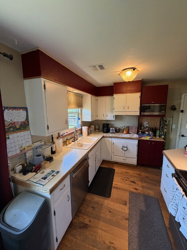 Building Photo - 1104 N Pinecrest Dr