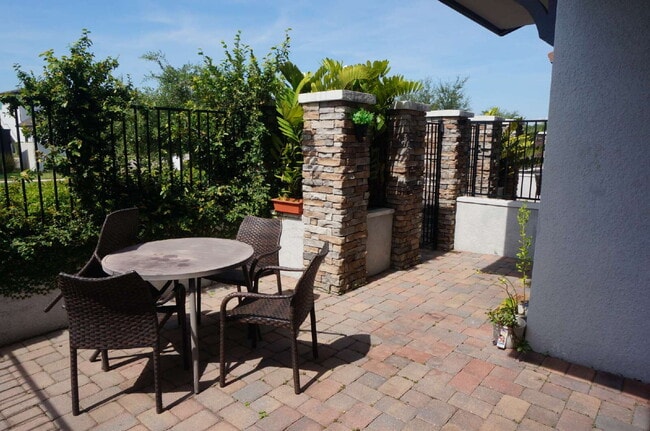 Building Photo - Charming 2-Bed, 2-Bath Townhouse Retreat i...