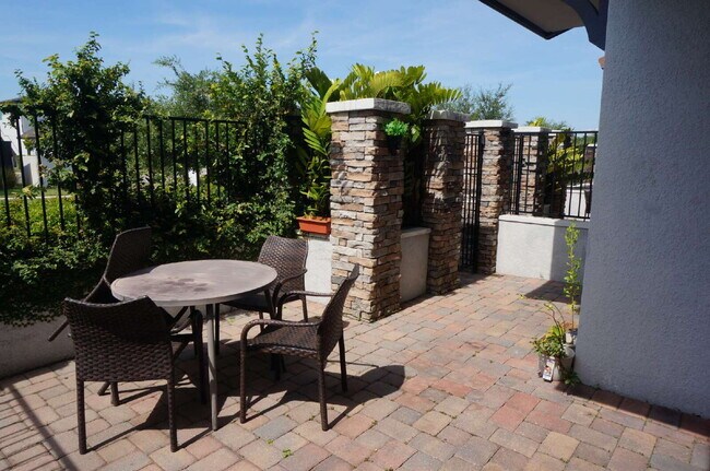 Foto del edificio - Charming 2-Bed, 2-Bath Townhouse Retreat i...