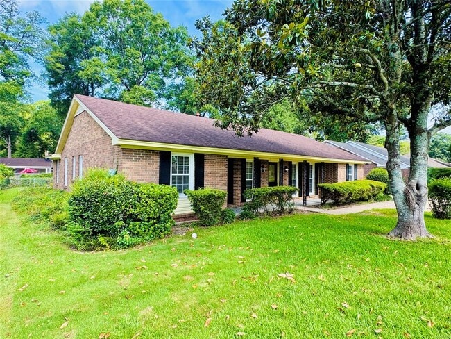 Building Photo - 713 Dubuque Dr