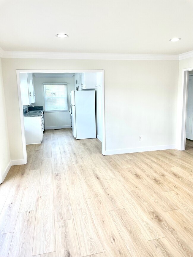 Building Photo - 4551 Hazeltine Ave