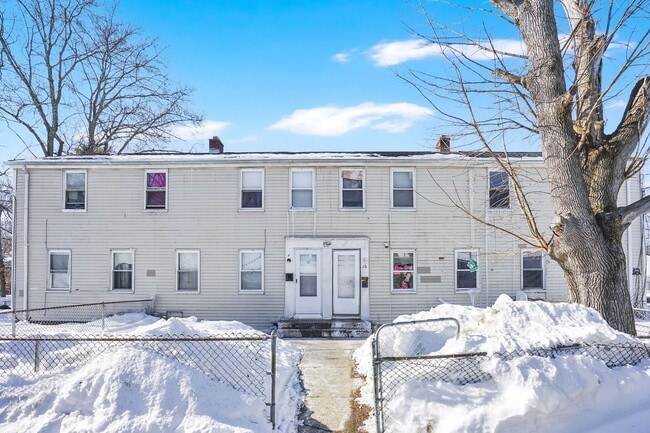 Building Photo - 6-12 Putnam Circle