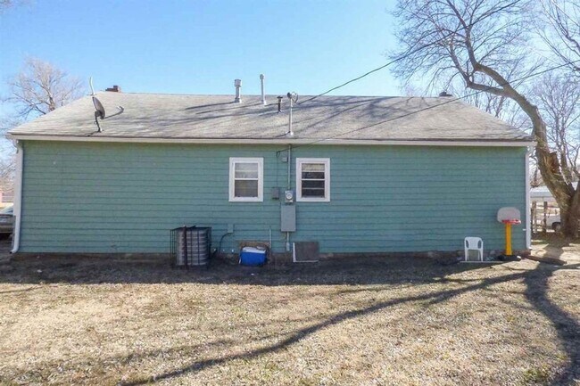 Foto del edificio - 3 bed 2 Bath Home Super Large Back Yard