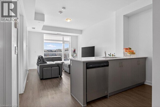 Photo du bâtiment - 600 N Service Rd