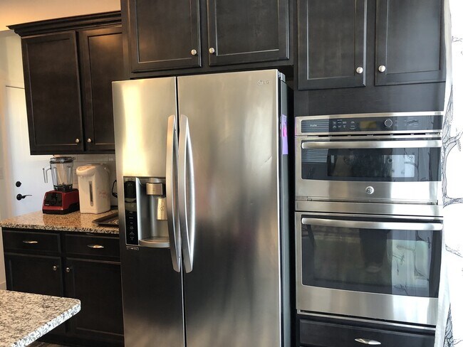 Foto del edificio - Sharp 4 bed/3 bath newly built home in Erie