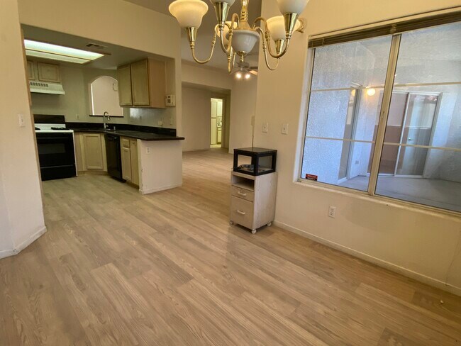 Foto del edificio - 2975 Bluegrass Ln