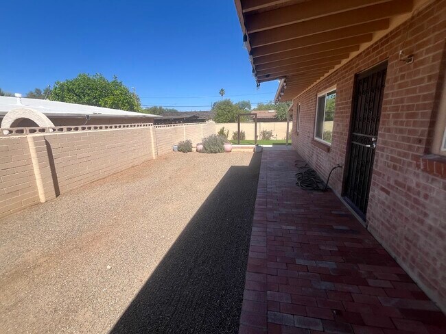 Foto del edificio - 2724 N Cherry Ave