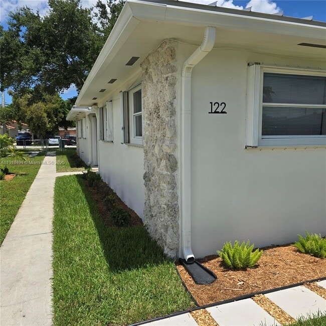 Foto del edificio - 122 Northwest Blvd