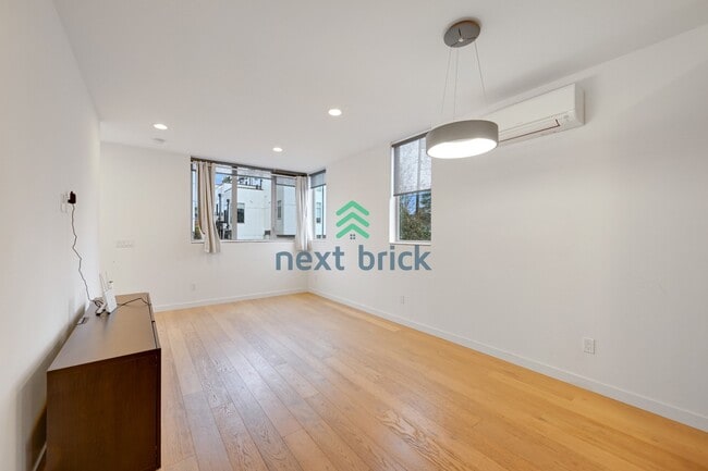 Building Photo - A beautiful 3 bed and 2 bathroom townhouse for rent