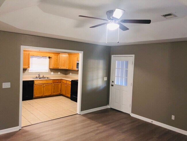 Foto del edificio - 107 Logan Ave