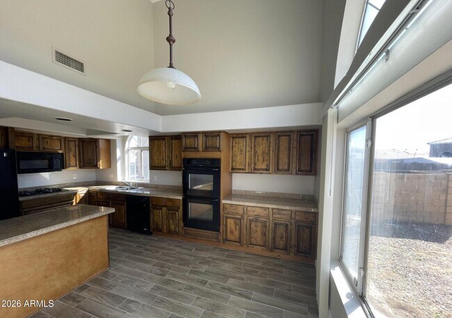 Building Photo - 10925 W Kaler Dr
