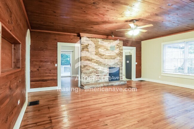 Building Photo - 3004 Shannon Dr