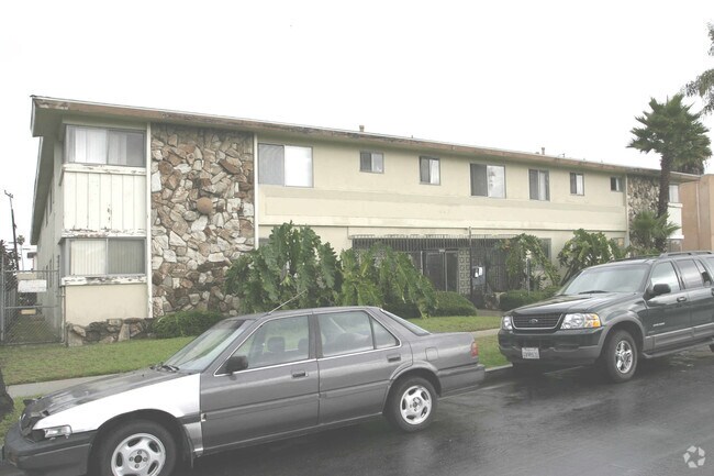 Building Photo - 643 E 99th St