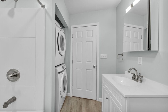 Building Photo - SIX BEDROOM Updated Half Twin